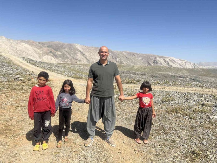 Kepenek Ve Şalvar Giydi Çobanlık Yaptı Bazlama Pişirdi