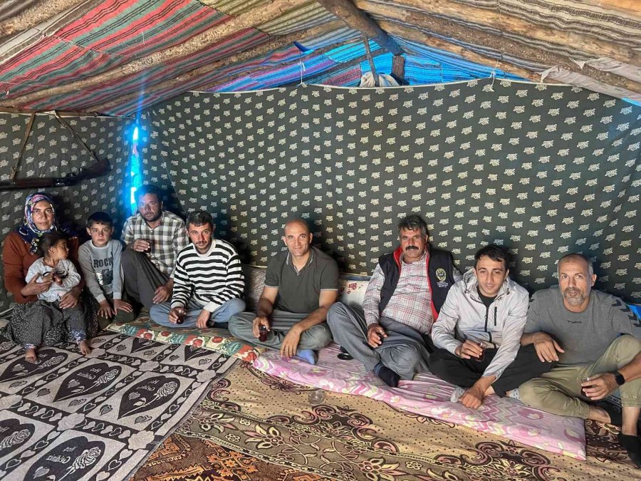 Kepenek Ve Şalvar Giydi Çobanlık Yaptı Bazlama Pişirdi