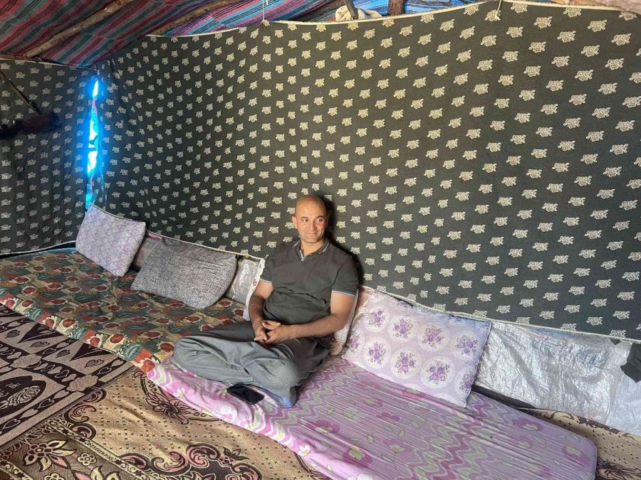 Kepenek Ve Şalvar Giydi Çobanlık Yaptı Bazlama Pişirdi