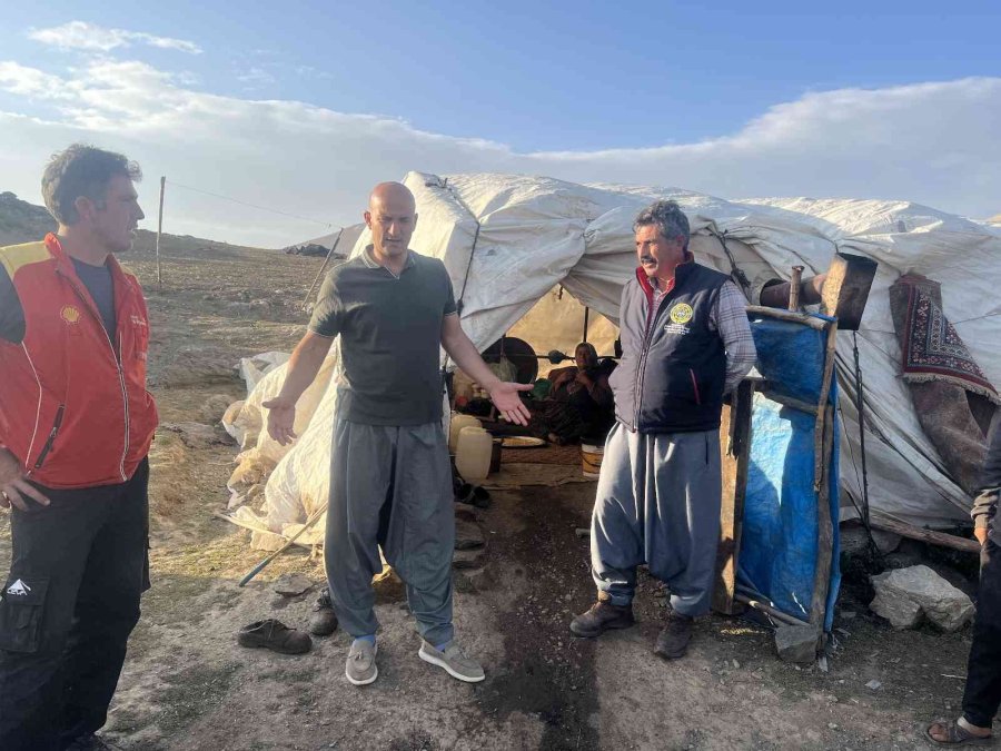 Kepenek Ve Şalvar Giydi Çobanlık Yaptı Bazlama Pişirdi