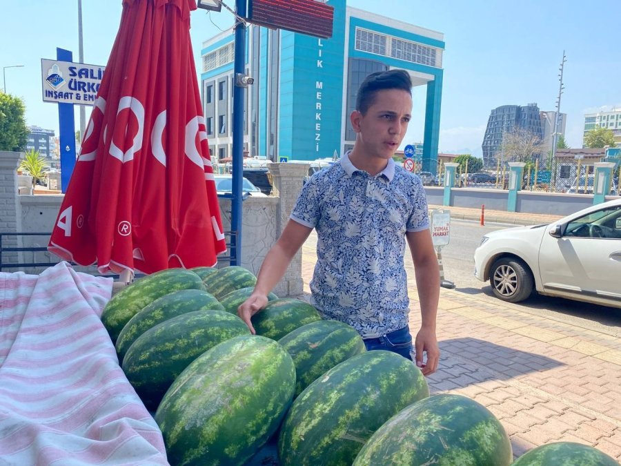 Tezgahtaki Karpuzu Çalmak İçin Omuzladı, Karşısındaki Kadını Görünce Dondu Kaldı