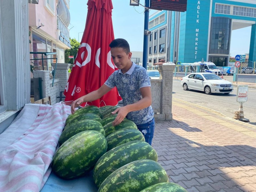 Tezgahtaki Karpuzu Çalmak İçin Omuzladı, Karşısındaki Kadını Görünce Dondu Kaldı