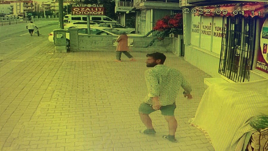 Tezgahtaki Karpuzu Çalmak İçin Omuzladı, Karşısındaki Kadını Görünce Dondu Kaldı