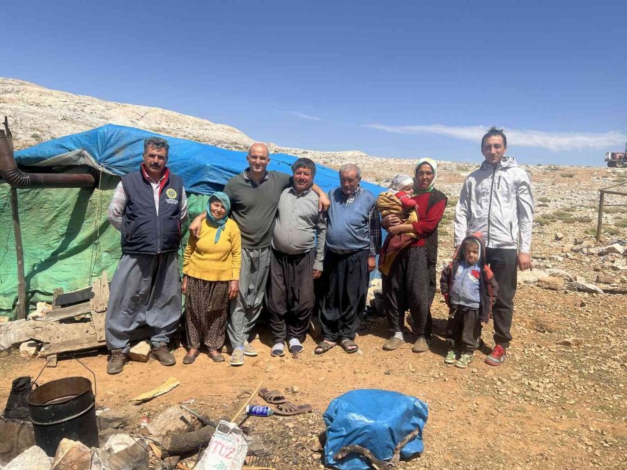 Kepenek Ve Şalvar Giydi Çobanlık Yaptı Bazlama Pişirdi
