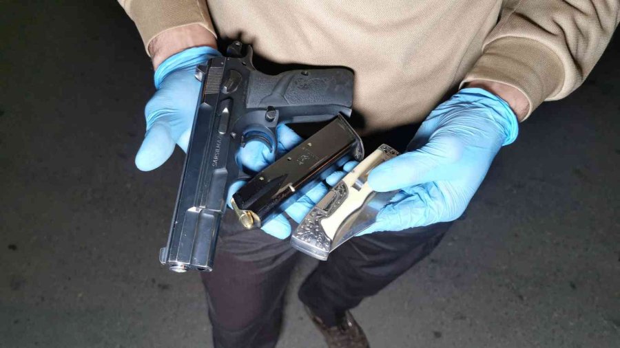 Durdurulan Kamyonetten Ruhsatsız Tabanca Çıktı