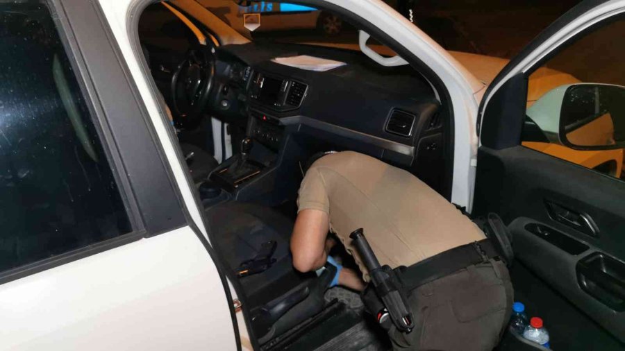 Durdurulan Kamyonetten Ruhsatsız Tabanca Çıktı