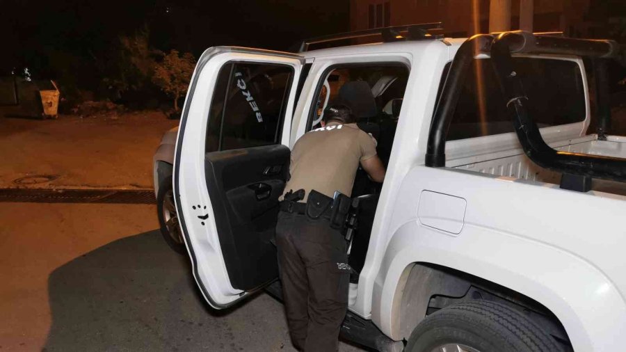 Durdurulan Kamyonetten Ruhsatsız Tabanca Çıktı