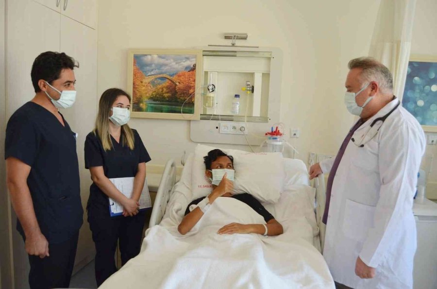 Endonezyalı Gencin Göğsünden 3 Kilogramlık Kitle Çıkarıldı