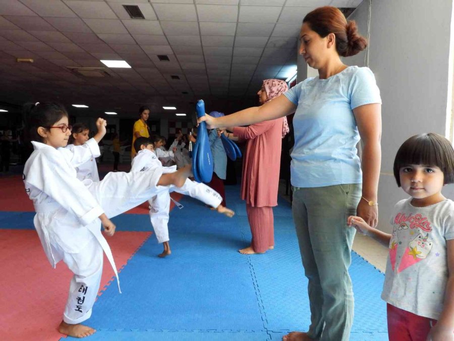 Anneler Çocuklarıyla Tekvando Yaptı