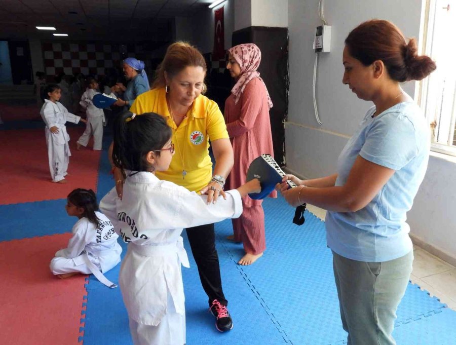 Anneler Çocuklarıyla Tekvando Yaptı