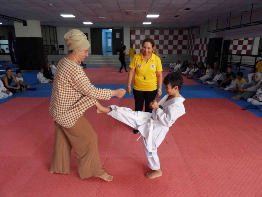 Anneler Çocuklarıyla Tekvando Yaptı