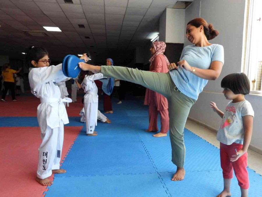 Anneler Çocuklarıyla Tekvando Yaptı