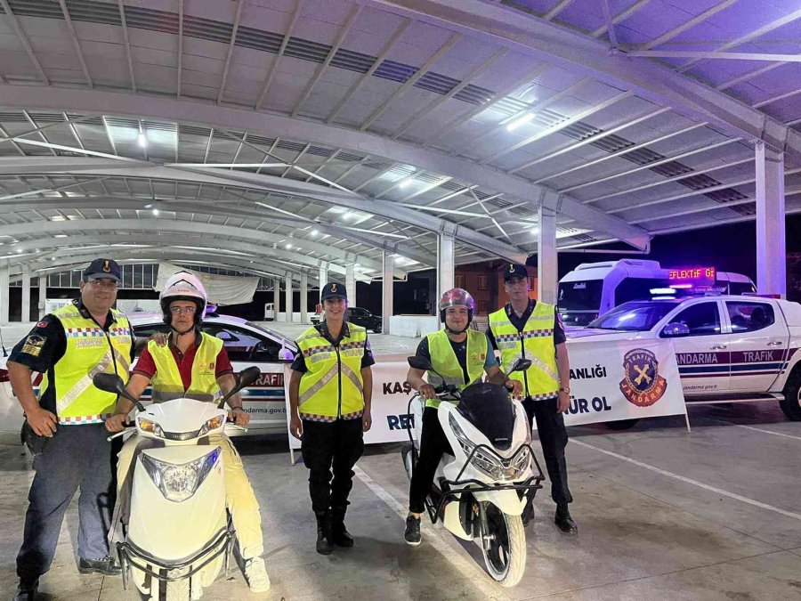 Jandarmadan 50 Sürücüye Reflektif Yelek