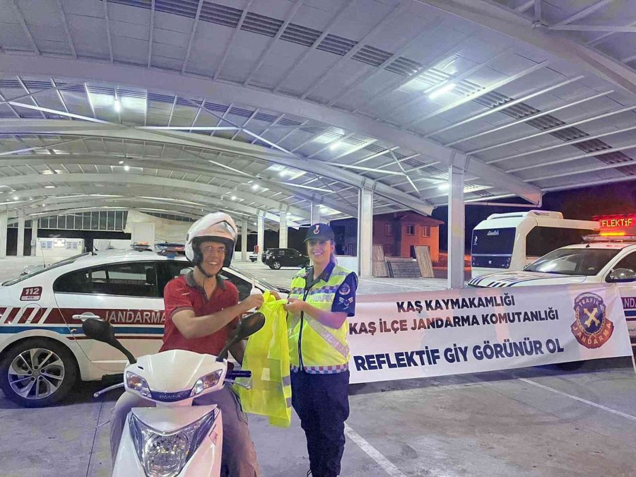 Jandarmadan 50 Sürücüye Reflektif Yelek