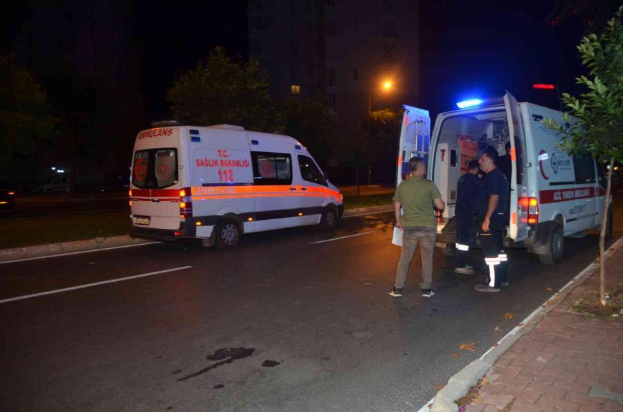 Antalya’da Motosiklet Orta Refüje Çarptı: 1 İ Ağır 2 Yaralı