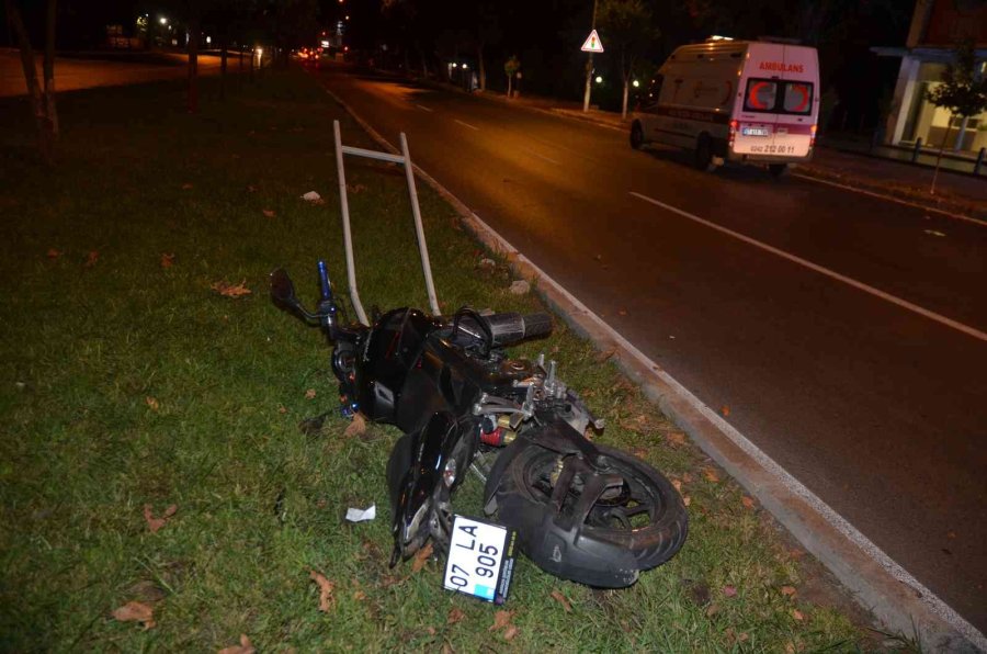 Antalya’da Motosiklet Orta Refüje Çarptı: 1 İ Ağır 2 Yaralı