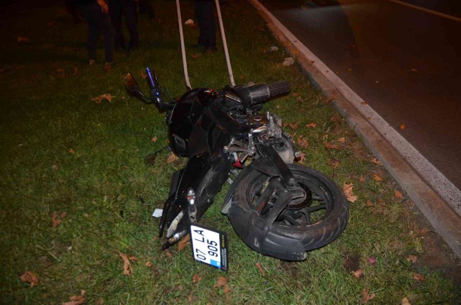 Antalya’da Motosiklet Orta Refüje Çarptı: 1 İ Ağır 2 Yaralı