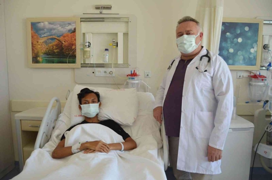 Endonezyalı Gencin Göğsünden 3 Kilogramlık Kitle Çıkarıldı