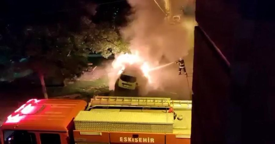 Park Halindeki Otomobil Alevlere Teslim Oldu