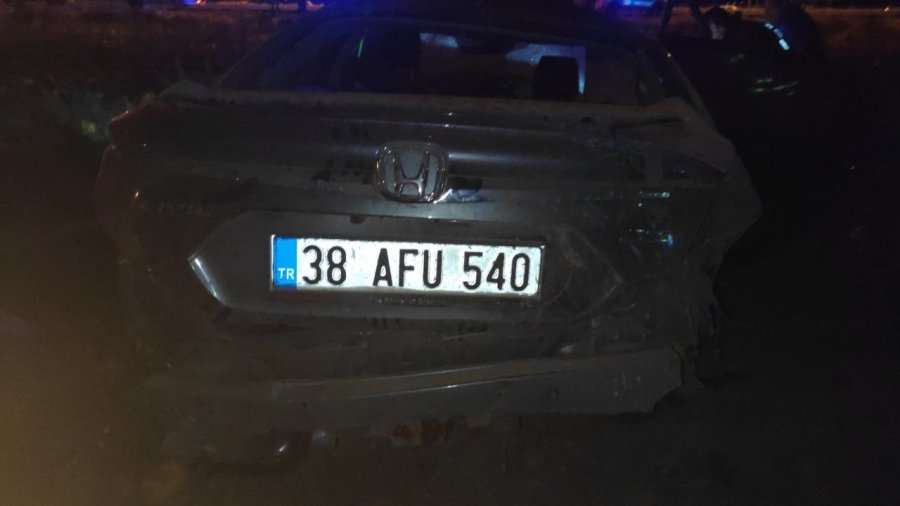 Işıkta Bekleyen Minibüse Çarpan Araç Tarlaya Uçtu: 2 Yaralı