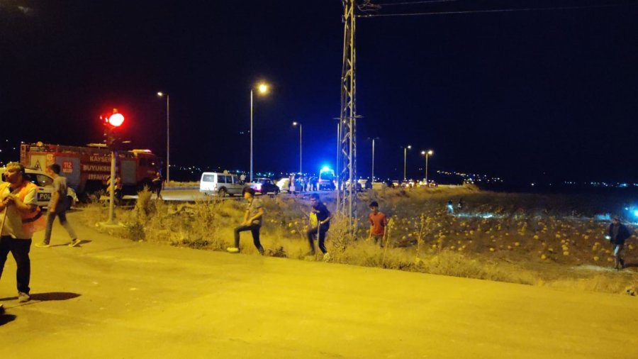 Işıkta Bekleyen Minibüse Çarpan Araç Tarlaya Uçtu: 2 Yaralı