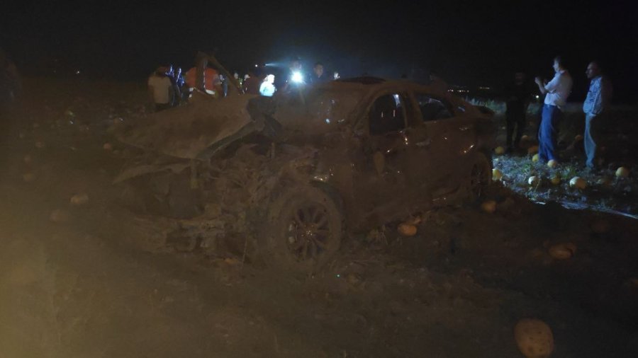 Işıkta Bekleyen Minibüse Çarpan Araç Tarlaya Uçtu: 2 Yaralı