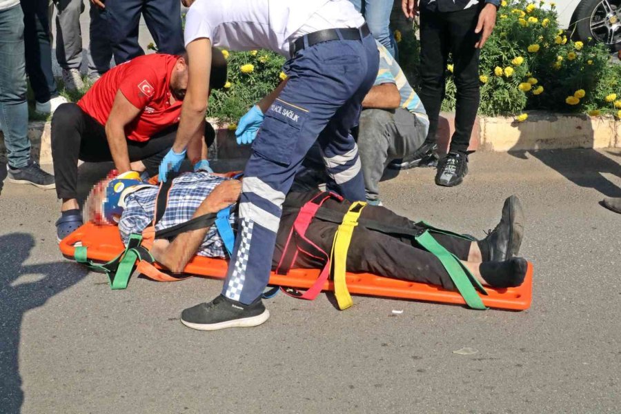 Bisikletli Yaşlı Adamdan Geriye Topladığı İçecek Kutuları Ve Araç Camına Sıkışmış Şapkası Kaldı