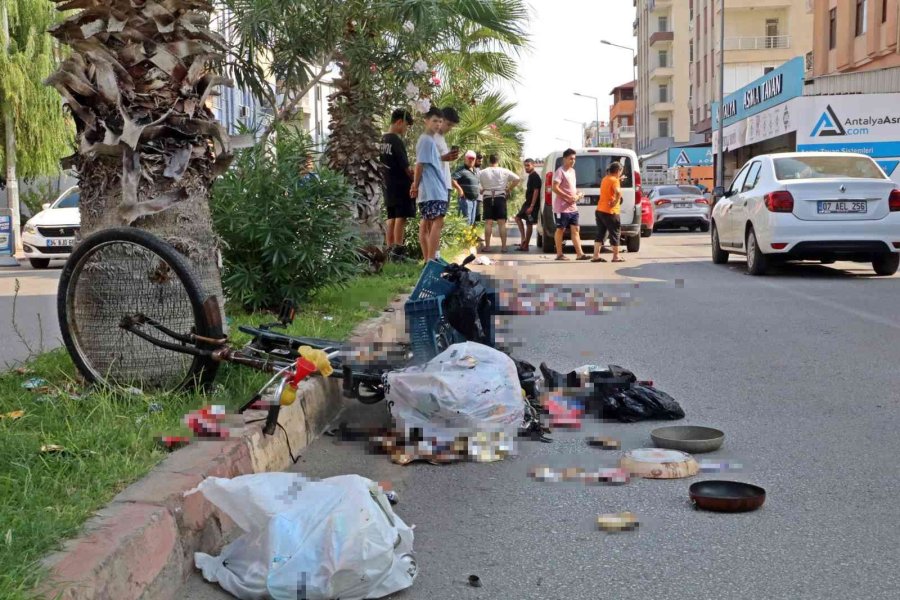 Bisikletli Yaşlı Adamdan Geriye Topladığı İçecek Kutuları Ve Araç Camına Sıkışmış Şapkası Kaldı