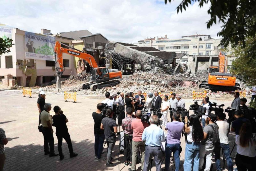 60 Yıllık Dedeman Ortaokulu Yıkıldı