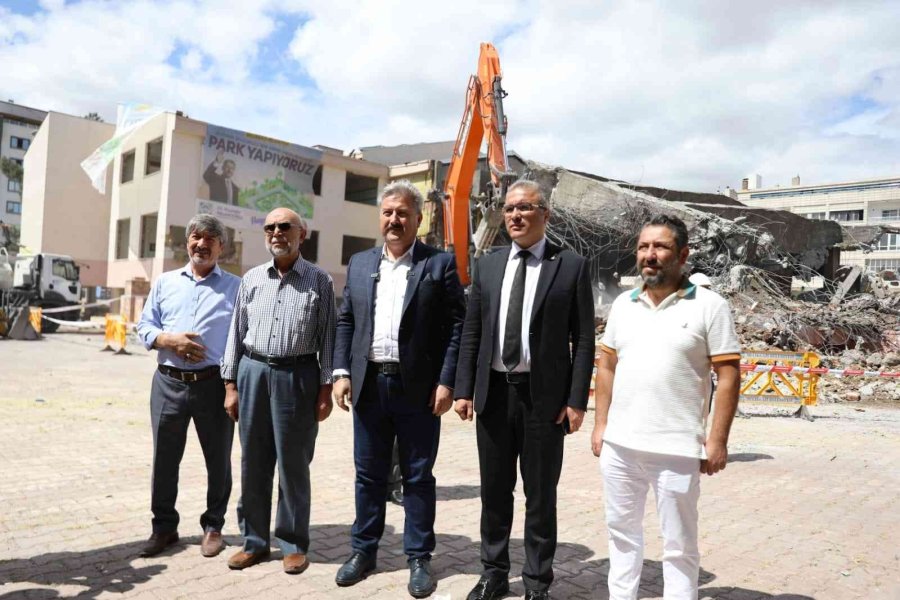 60 Yıllık Dedeman Ortaokulu Yıkıldı