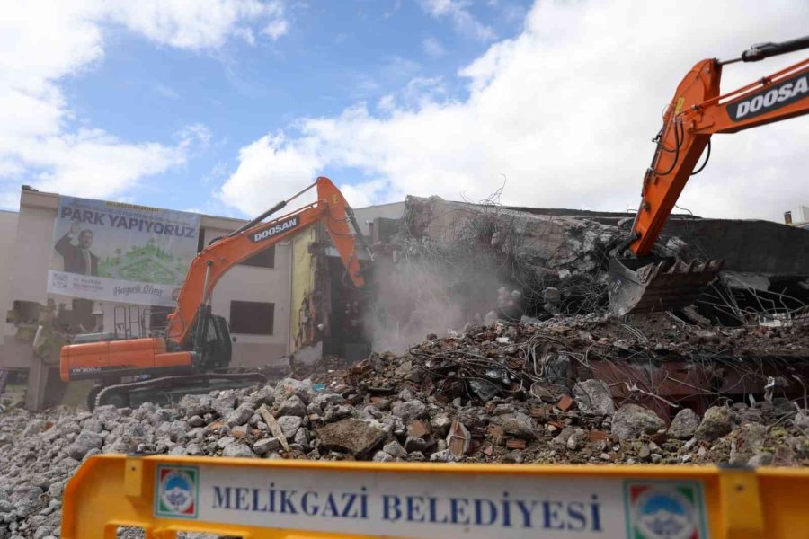 60 Yıllık Dedeman Ortaokulu Yıkıldı