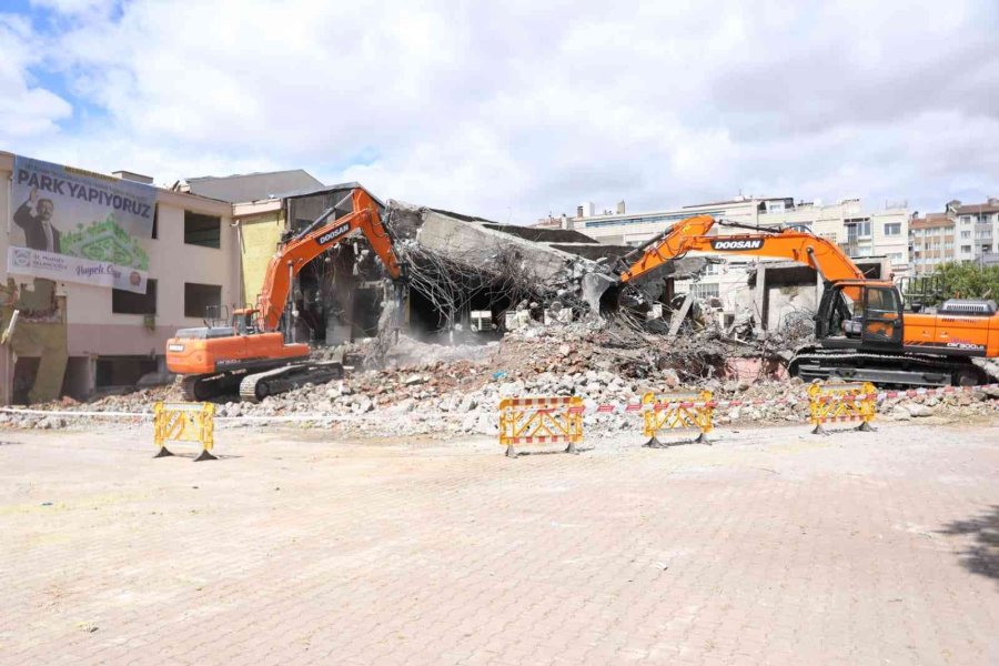 60 Yıllık Dedeman Ortaokulu Yıkıldı