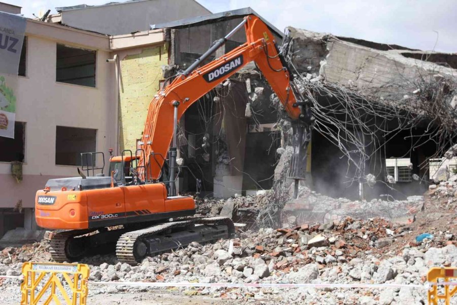 60 Yıllık Dedeman Ortaokulu Yıkıldı