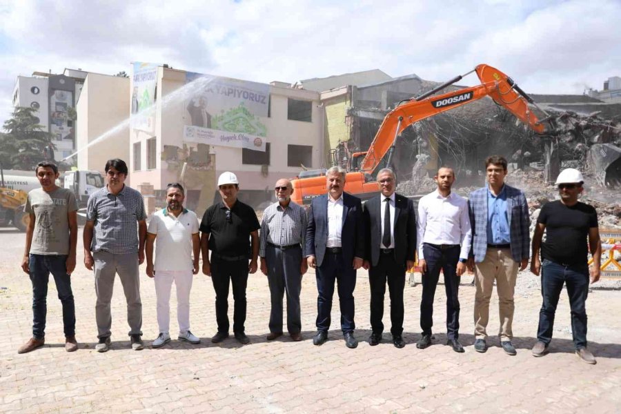 60 Yıllık Dedeman Ortaokulu Yıkıldı