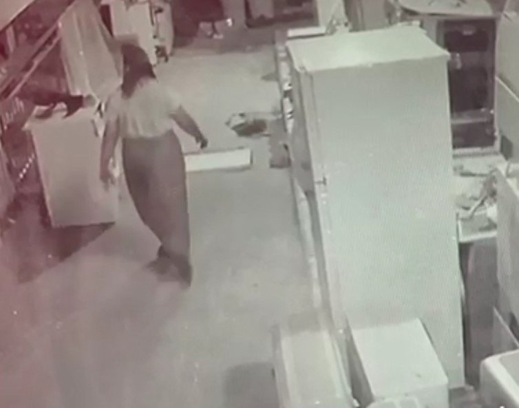 50 Kiloluk Klima Motorunu Tek Başına Çalan Kadın Görenleri Hayrete Düşürdü