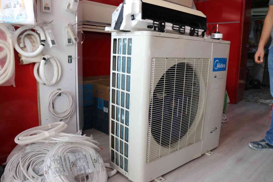 50 Kiloluk Klima Motorunu Tek Başına Çalan Kadın Görenleri Hayrete Düşürdü