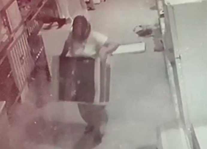 50 Kiloluk Klima Motorunu Tek Başına Çalan Kadın Görenleri Hayrete Düşürdü