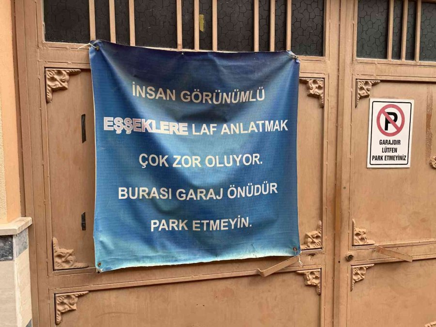 Garaj Önüne Araç Park Edenlere Böyle İsyan Etti