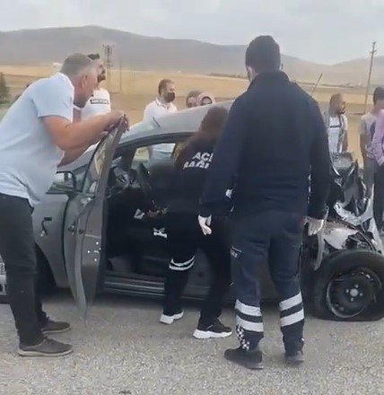 Kamyonun Arkadan Çarptığı Otomobildeki 1 Kişi Öldü, 3 Kişi Ağır Yaralandı