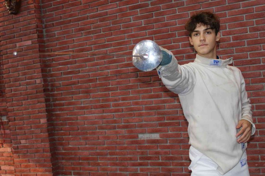 Genç Yaşında Elde Ettiği Başarılar İle Eskrim Sporunda Adını Tarihe Yazdırıyor