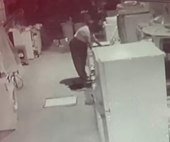 50 Kiloluk Klima Motorunu Tek Başına Çalan Kadın Görenleri Hayrete Düşürdü