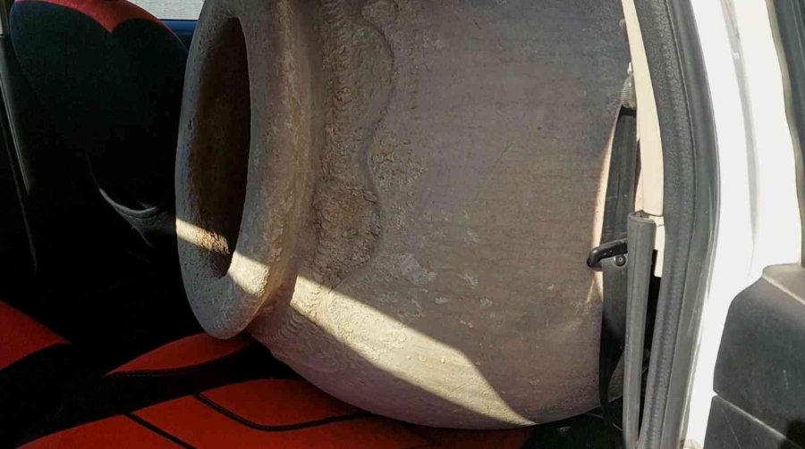 Bizans’ın 11 Asırlık Pithos Küpünü Aracın Ön Koltuğunda Götürürken Yakalandı
