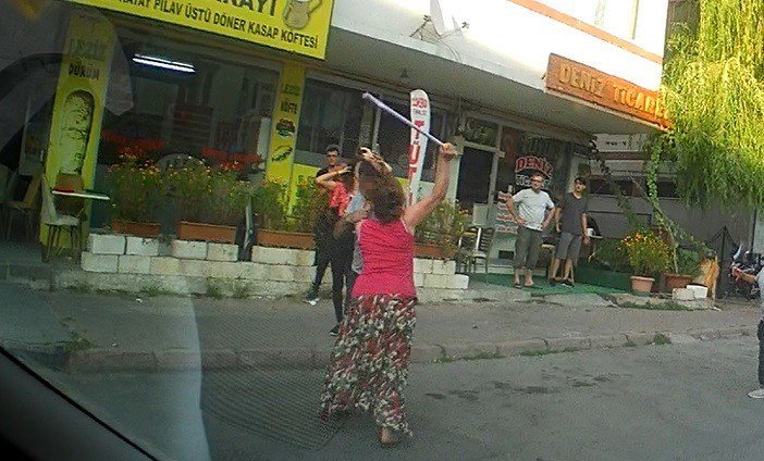 Eli Sopalı Kadın Önüne Gelen Erkeği Dövdü