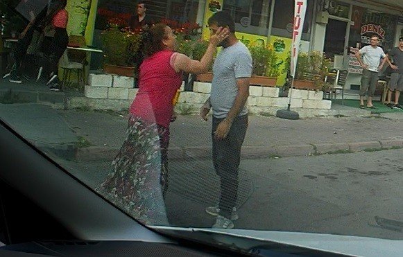 Eli Sopalı Kadın Önüne Gelen Erkeği Dövdü