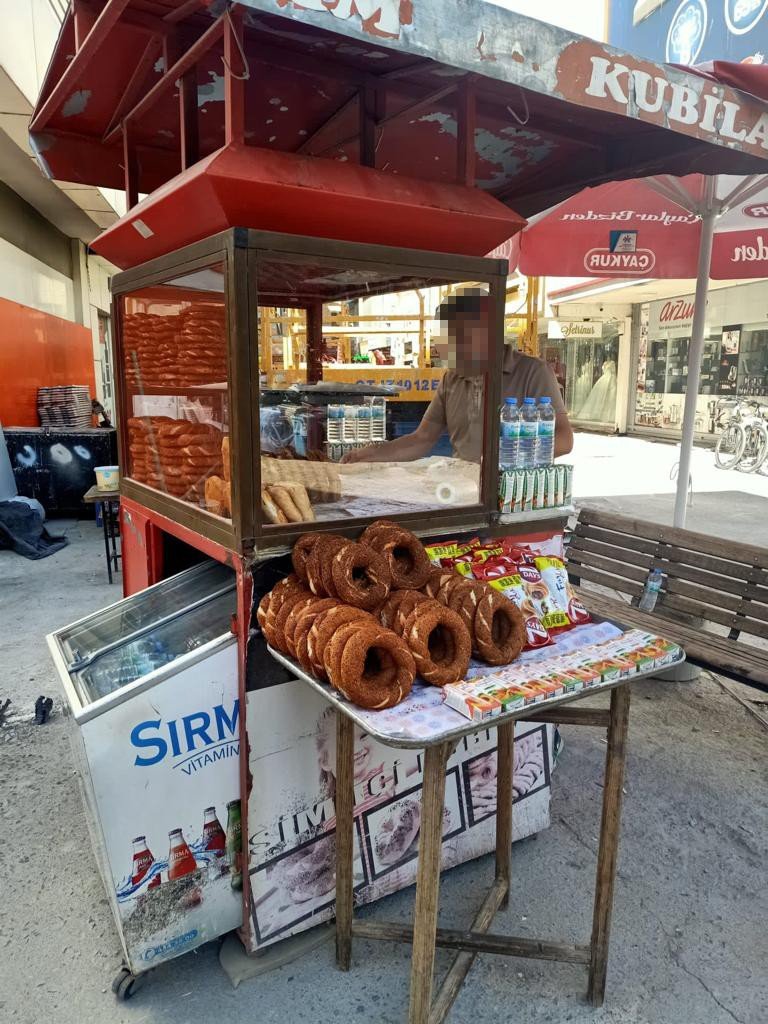 Polis Simitçi Kılığına Girdi, Hırsızlık Şüphelisi Kadını Yakaladı