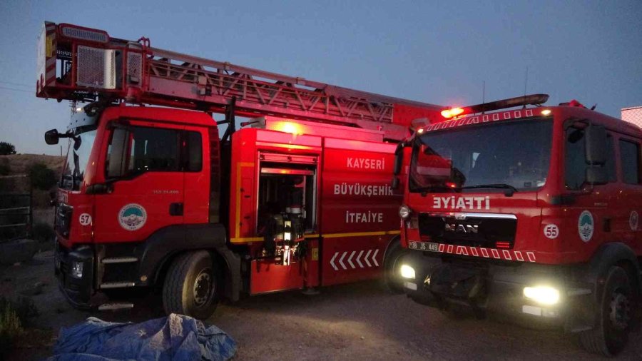 Yangında Mahsur Kaldılar, 3 Metre Yükseklikteki Delikten Kurtarıldılar