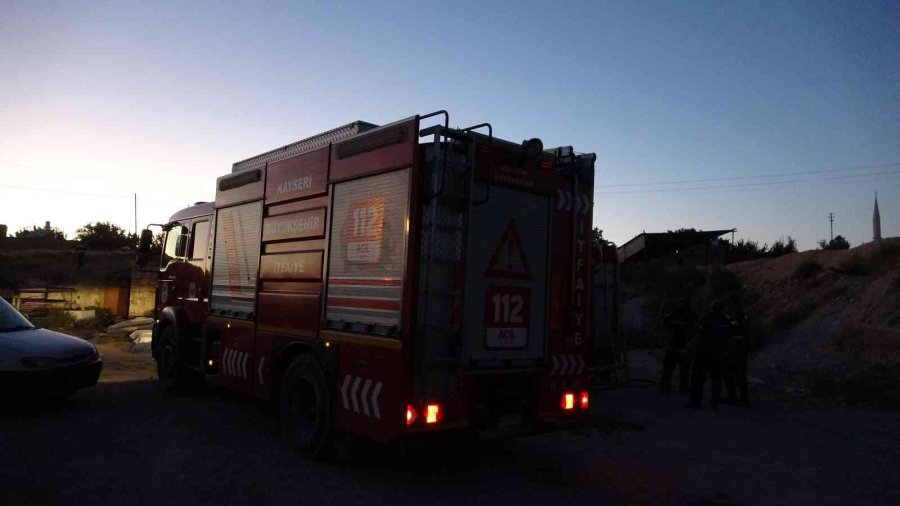 Yangında Mahsur Kaldılar, 3 Metre Yükseklikteki Delikten Kurtarıldılar