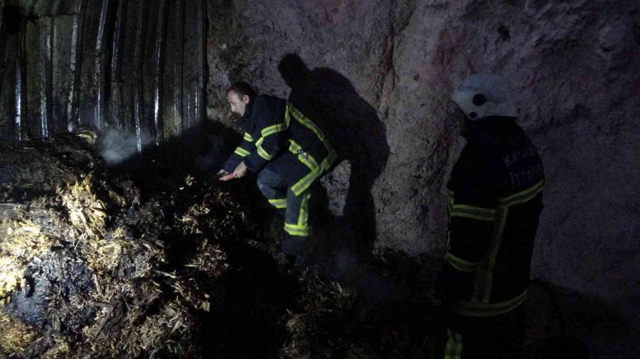 Yangında Mahsur Kaldılar, 3 Metre Yükseklikteki Delikten Kurtarıldılar