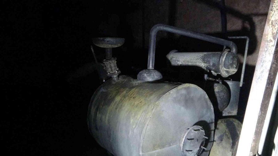 Yangında Mahsur Kaldılar, 3 Metre Yükseklikteki Delikten Kurtarıldılar