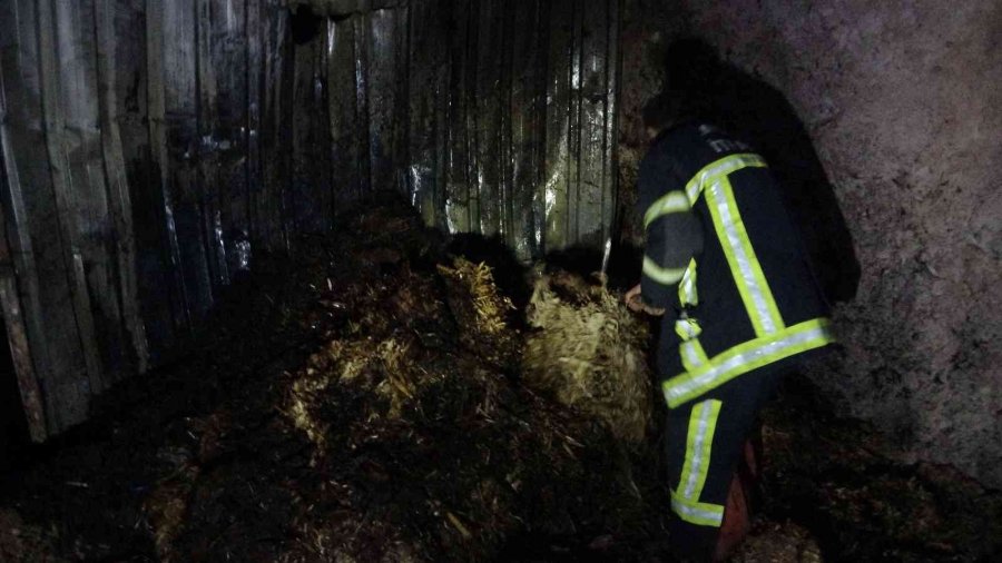 Yangında Mahsur Kaldılar, 3 Metre Yükseklikteki Delikten Kurtarıldılar